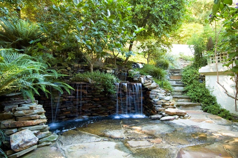 водопад в саду с использованием искусственного камня